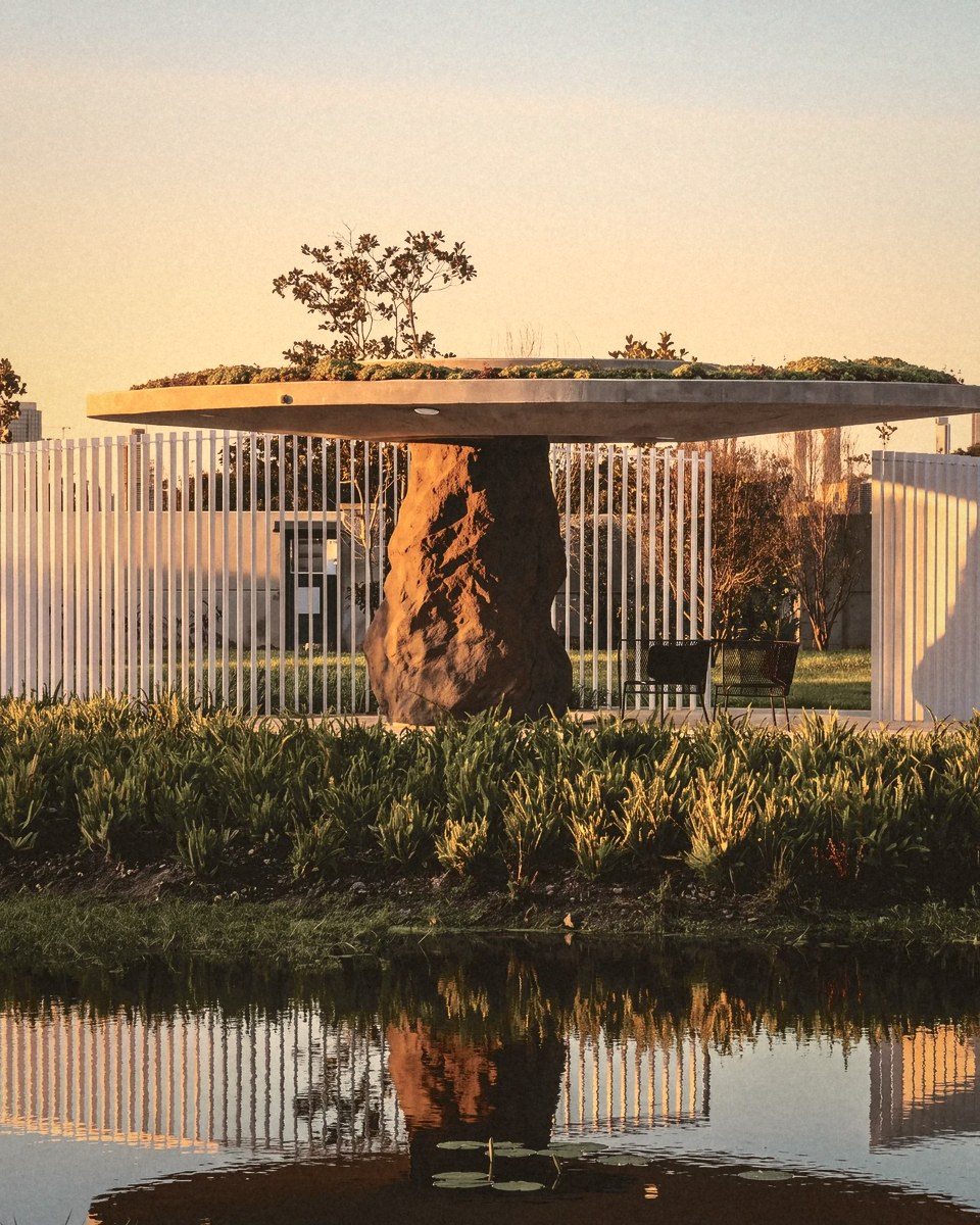 O pavilhão de Jader Almeida no All Resort, com a cobertura verde sobre um tronco de pedra