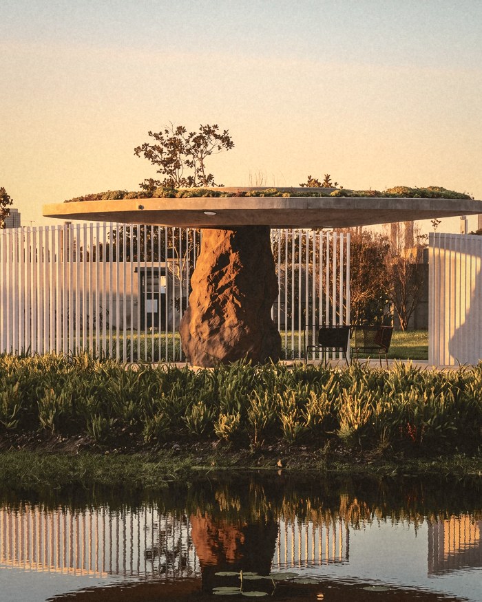 O pavilhão de Jader Almeida no All Resort, com a cobertura verde sobre um tronco de pedra