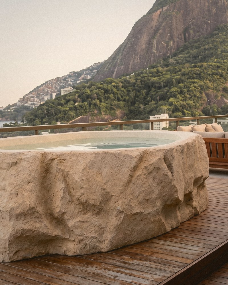 O UNA num terraço de frente para o mar