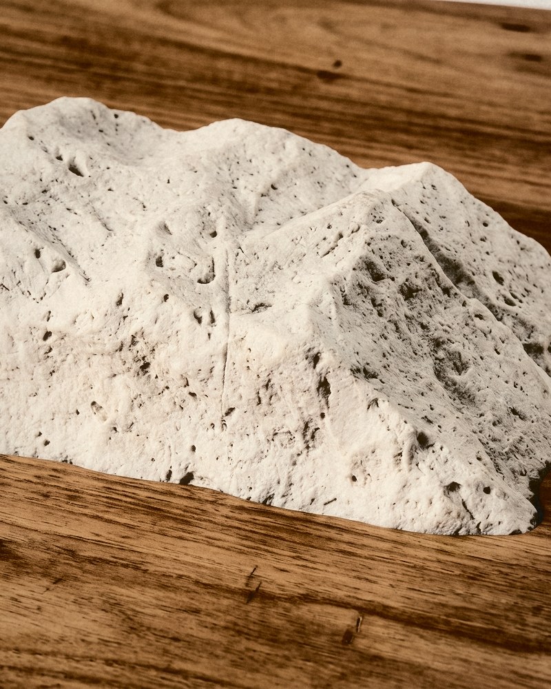 A pedra da Ágora atravessando o tampo de Pequiá