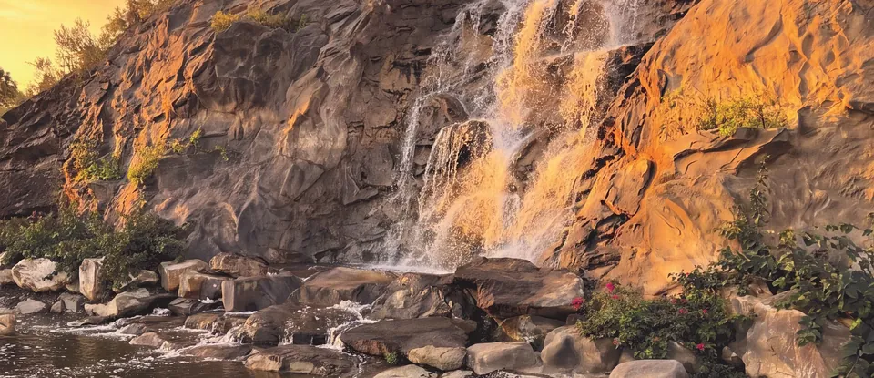 O mesmo talude, depois: a cascata sobre a rocha reconstruída.