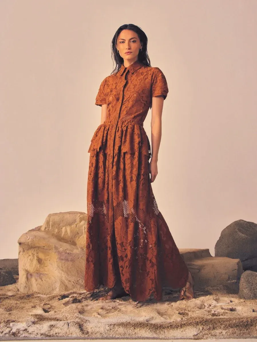 Vestido da coleção Aura Lumina sobre pedras Western