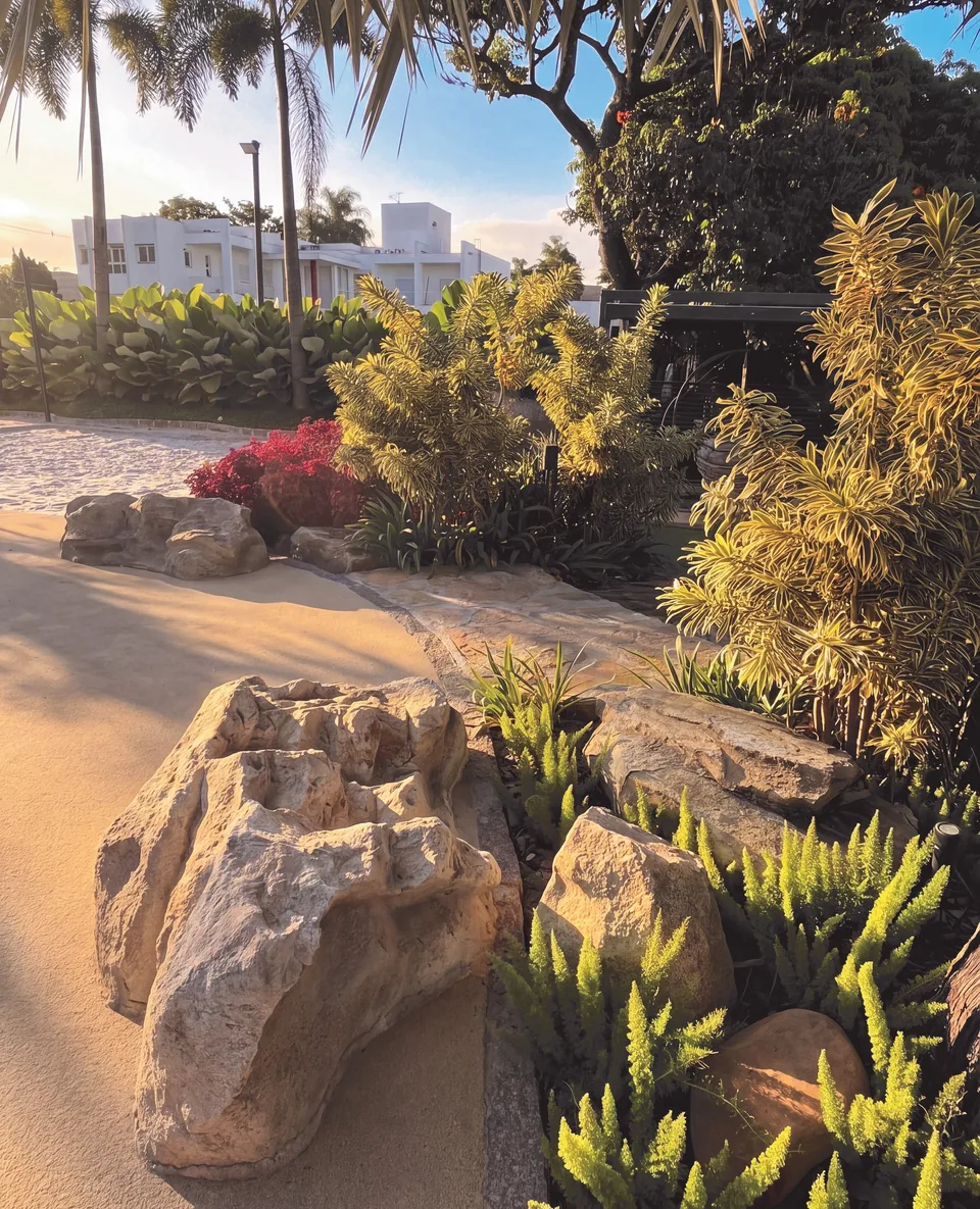 Pedras de percurso entre o jardim e a praia da piscina.