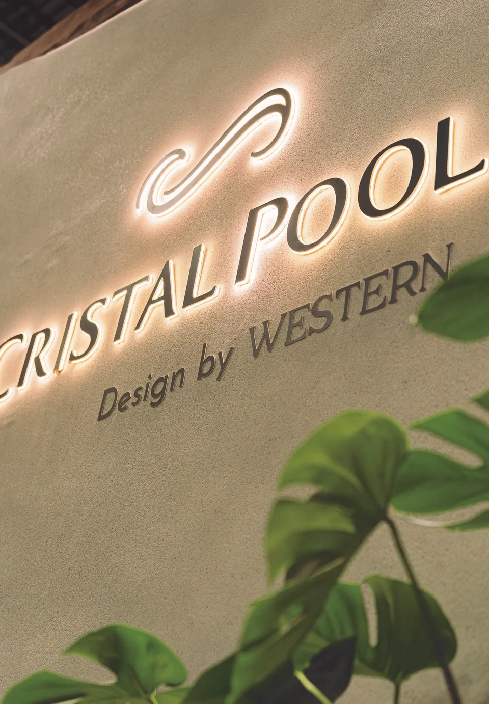 Parede de pedra com o letreiro Cristal Pool, Design by Western, na Expo Revestir
