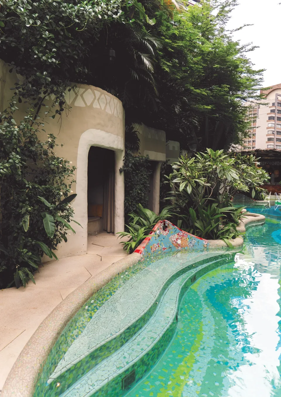 Bangalôs de formas orgânicas na área da piscina.