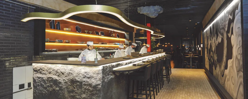 Chefs atrás do balcão de pedra do Ryoan, sob o forro iluminado
