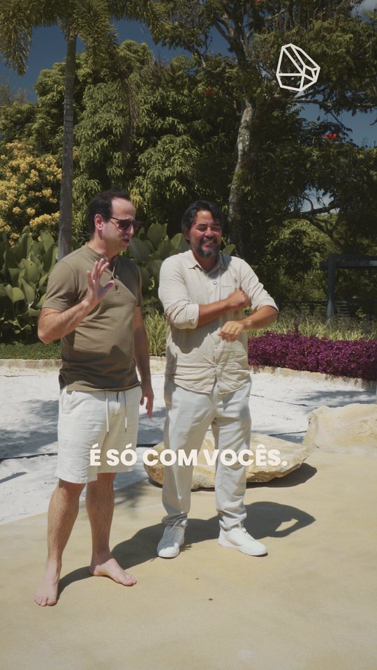 Conrado e Ricardo Botelho na praia de areia da piscina, em Vinhedo